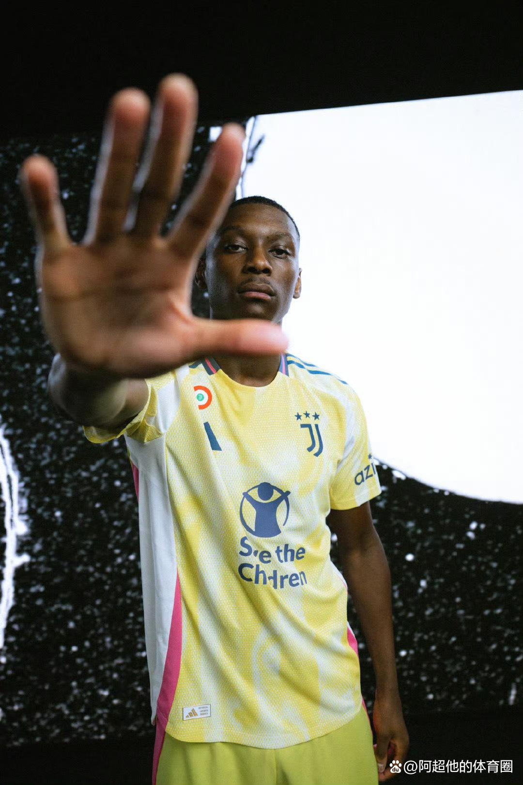尤文主场大捷，球员赛后激动庆祝胜利，登录联系她的.开云体育APP